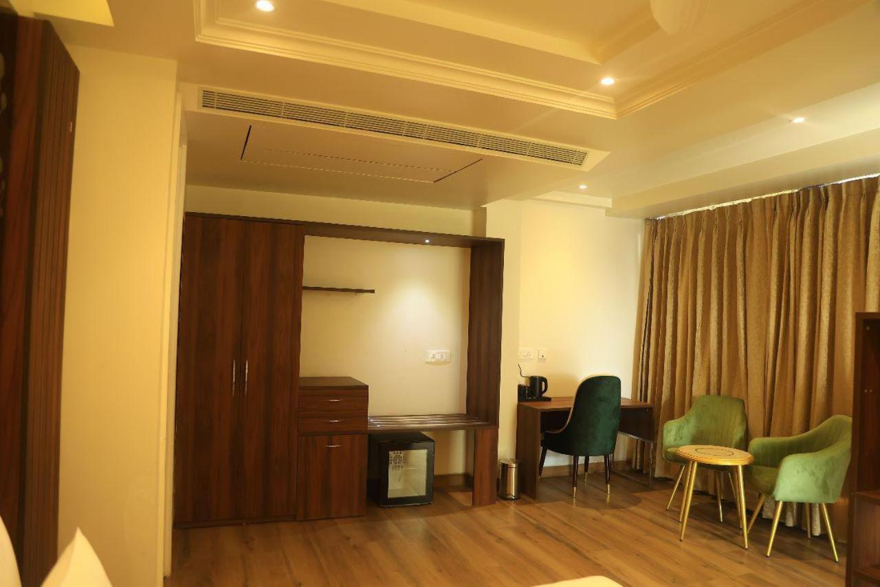 Sapphire Sky Hotel Dehradun Exterior foto